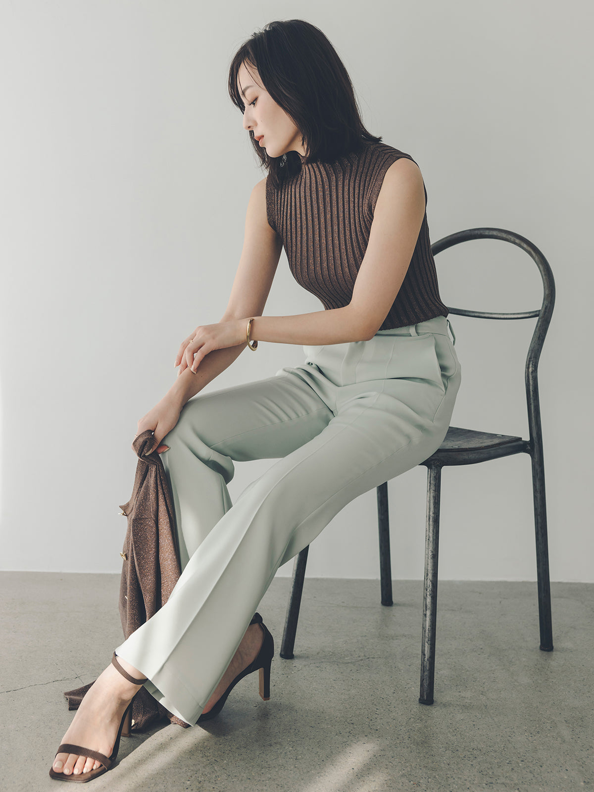 スリムフィットセミフレアパンツ