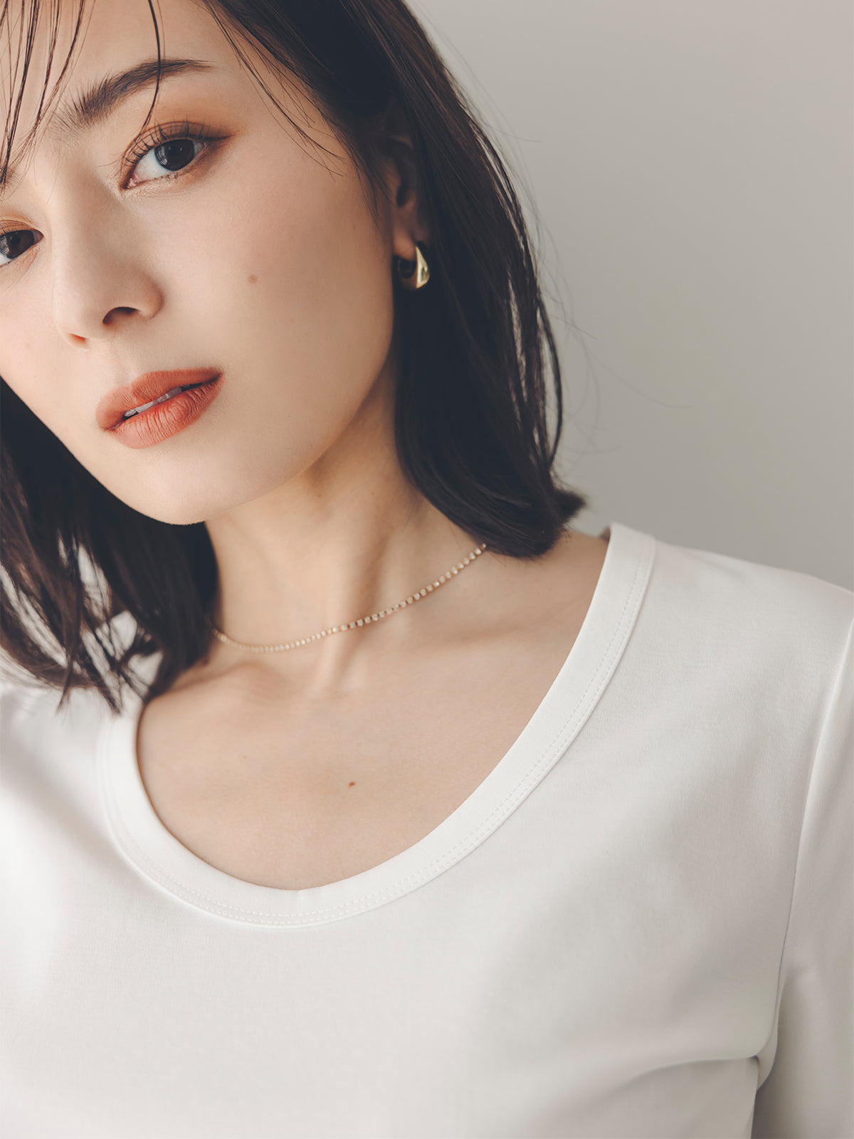 실크 터치 코튼 U넥 티