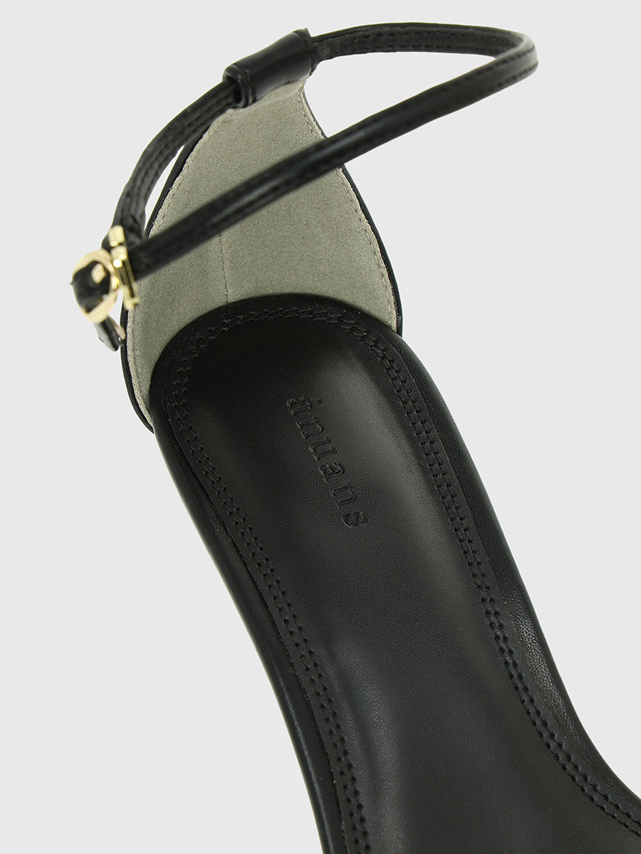 スクエアトゥナローバーサンダル