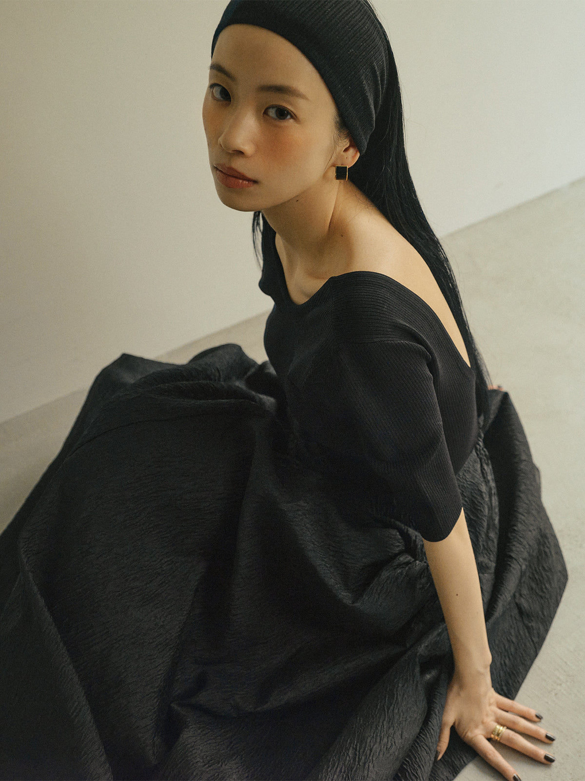 백 오픈 컵 인 도킹 니트 원피스