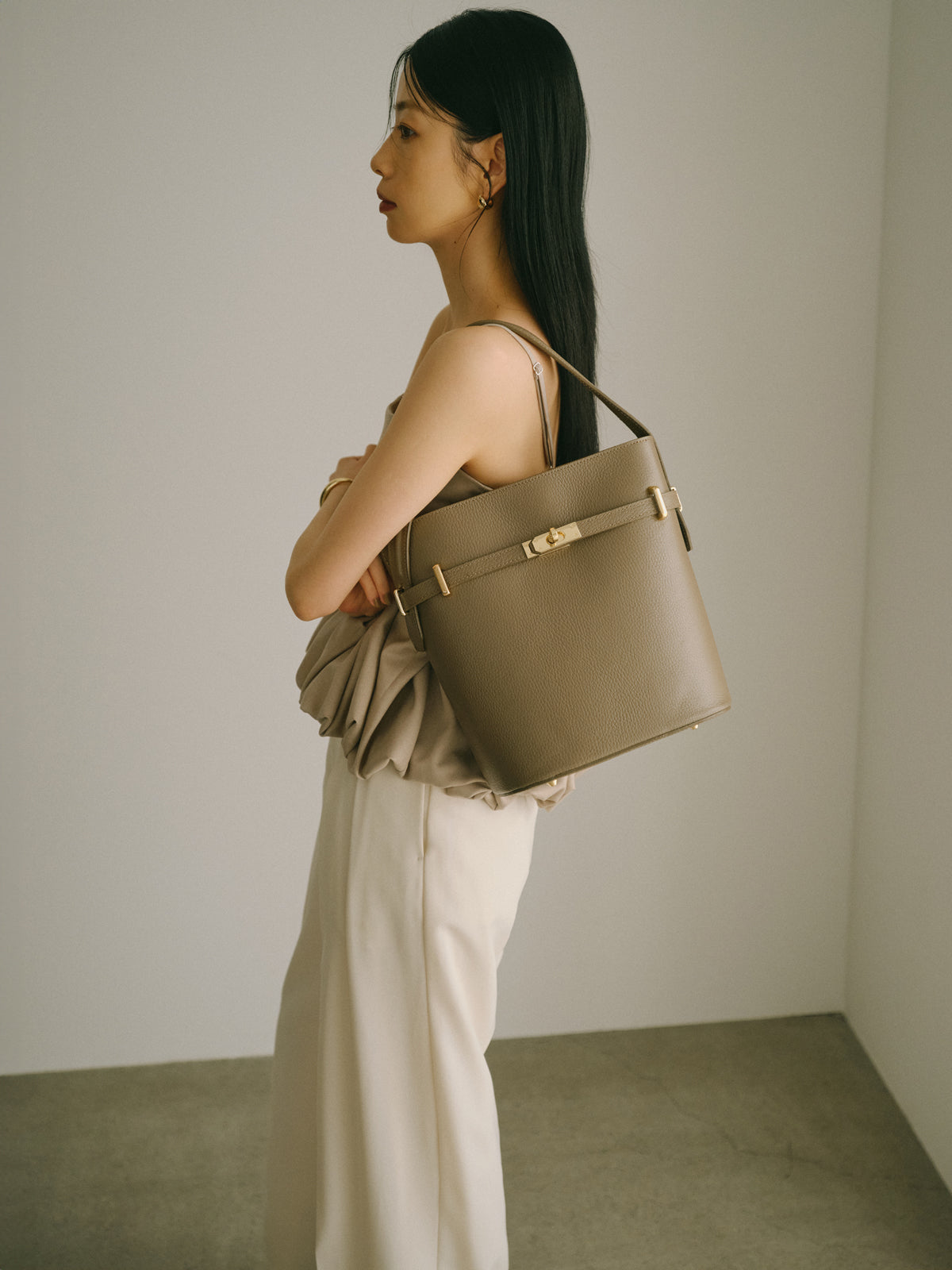 【AULENTTI】ベルトディテールバケットバッグ