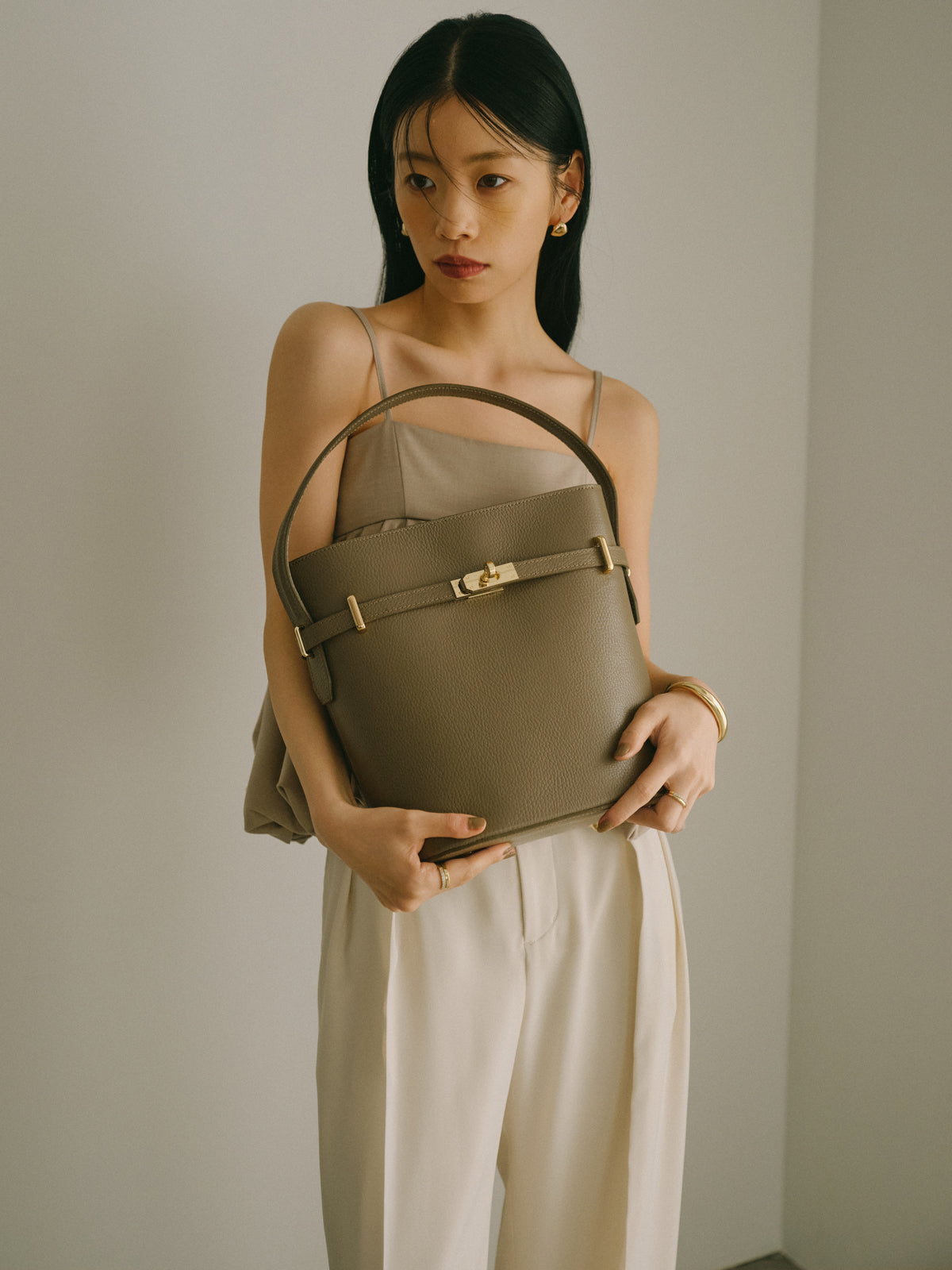 【AULENTTI】ベルトディテールバケットバッグ