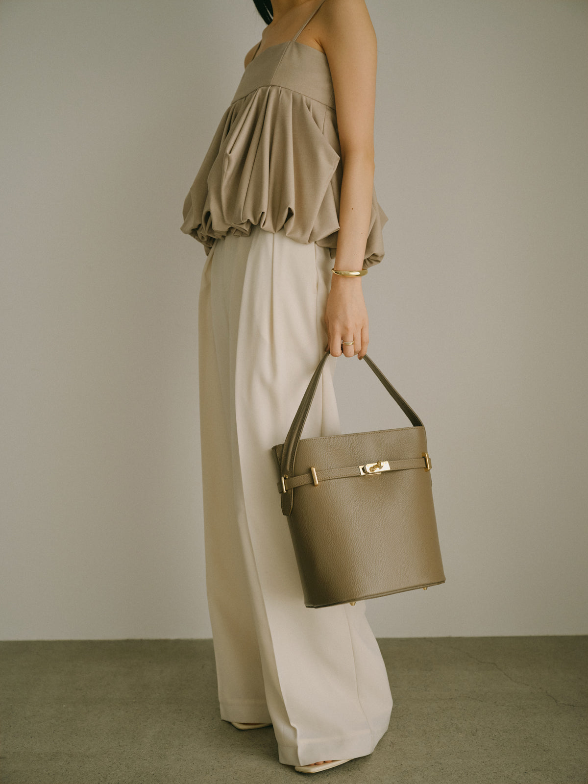 【AULENTTI】ベルトディテールバケットバッグ