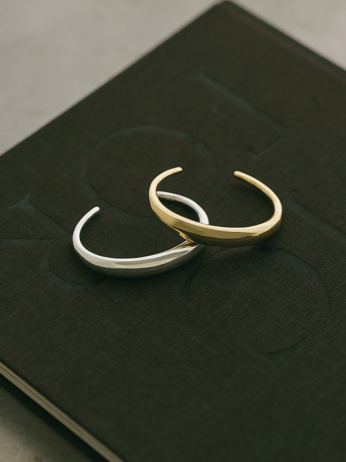 メタルニュアンスバングル