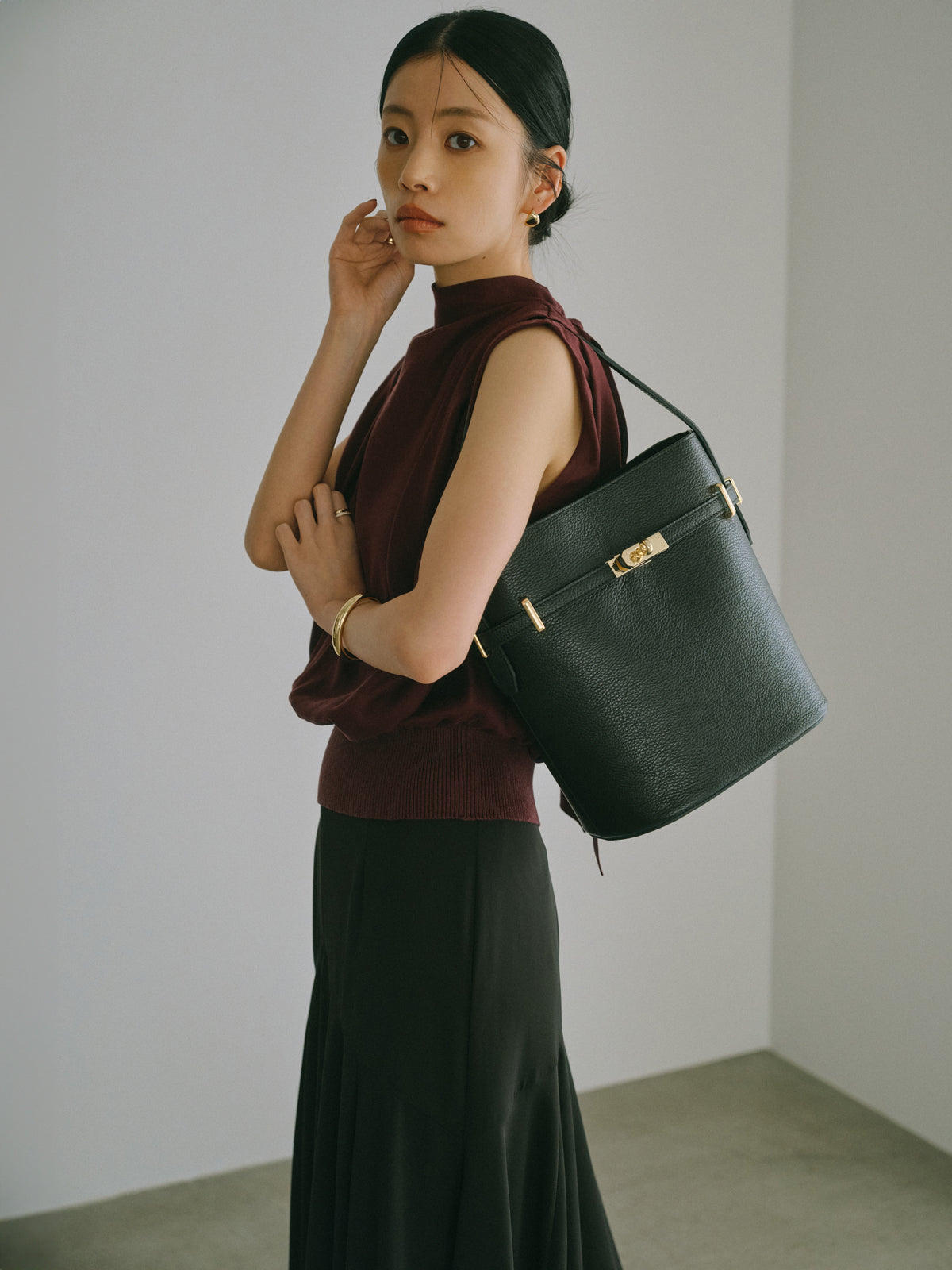 【AULENTTI】ベルトディテールバケットバッグ