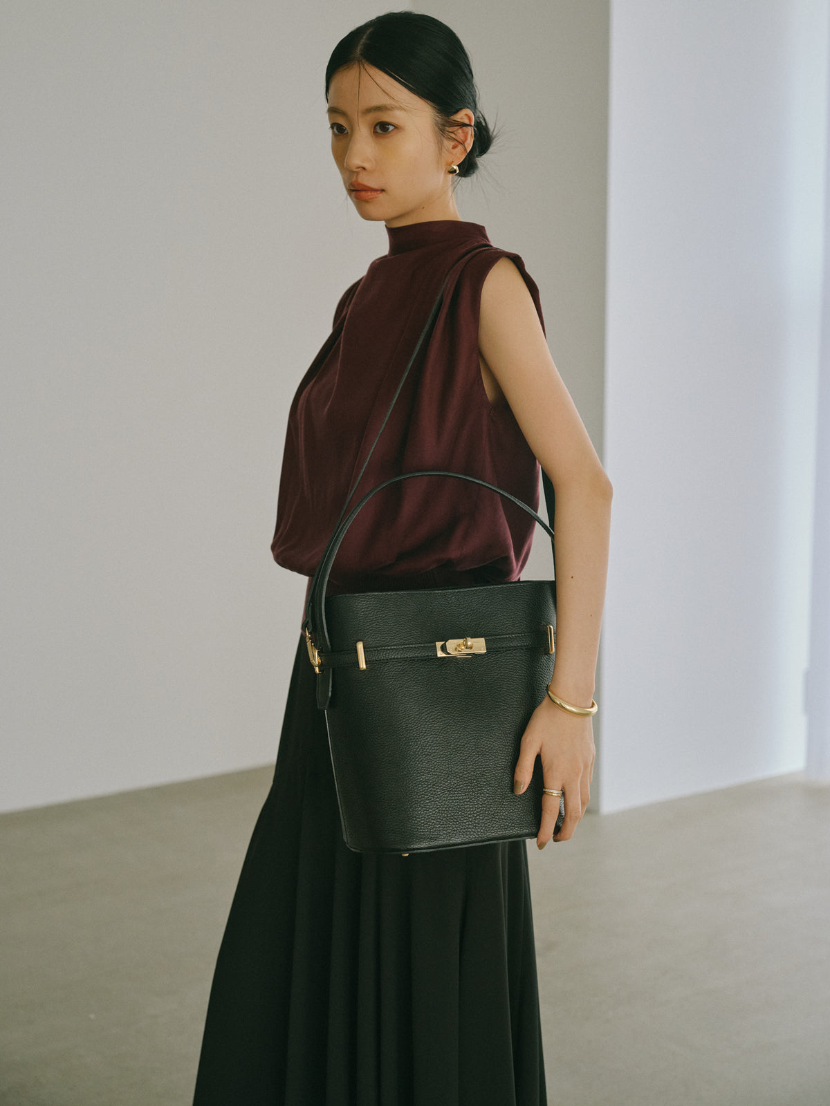 【AULENTTI】ベルトディテールバケットバッグ