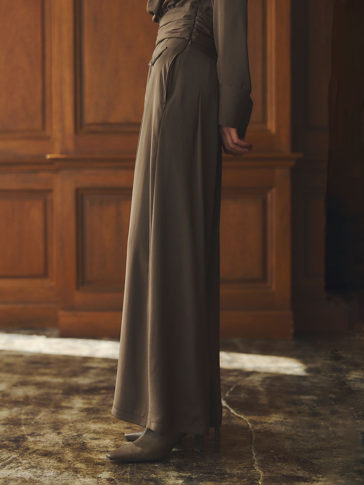 パウダーサテンワイドパンツ