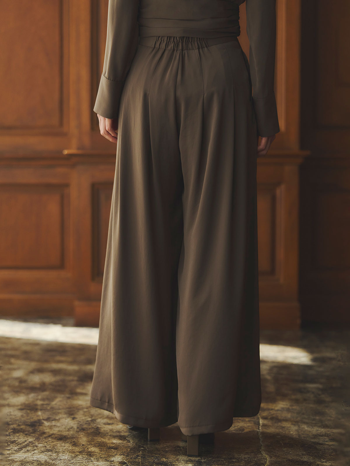 パウダーサテンワイドパンツ