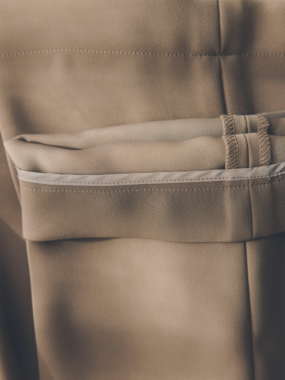 スリムフィットセミフレアパンツ