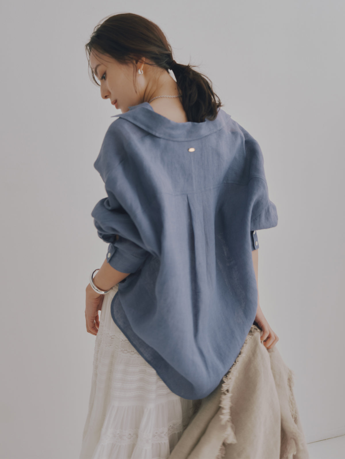 シンプルリネンシャツ