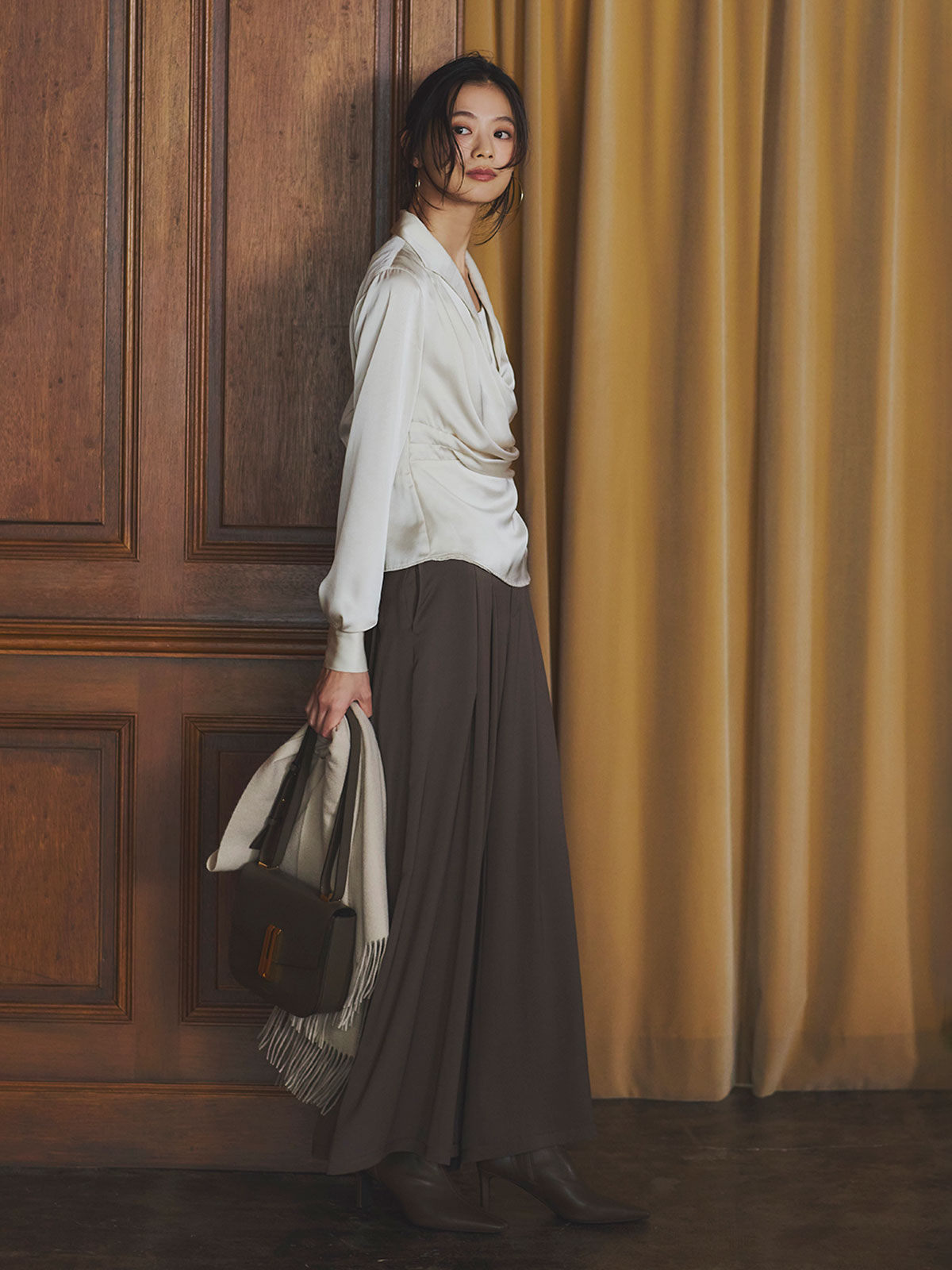 パウダーサテンワイドパンツ