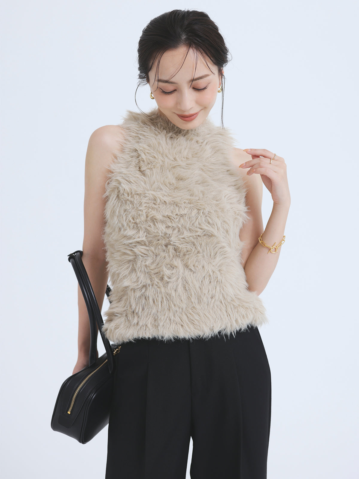 【美品】ファーライクノースリーブ　ニットトップス BEIGE ファーライクノースリーブニットトップス