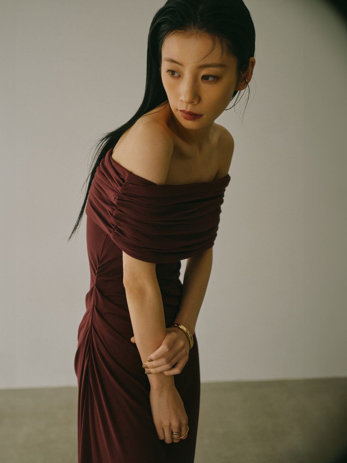 오프숄더 셔링 컷 원피스
