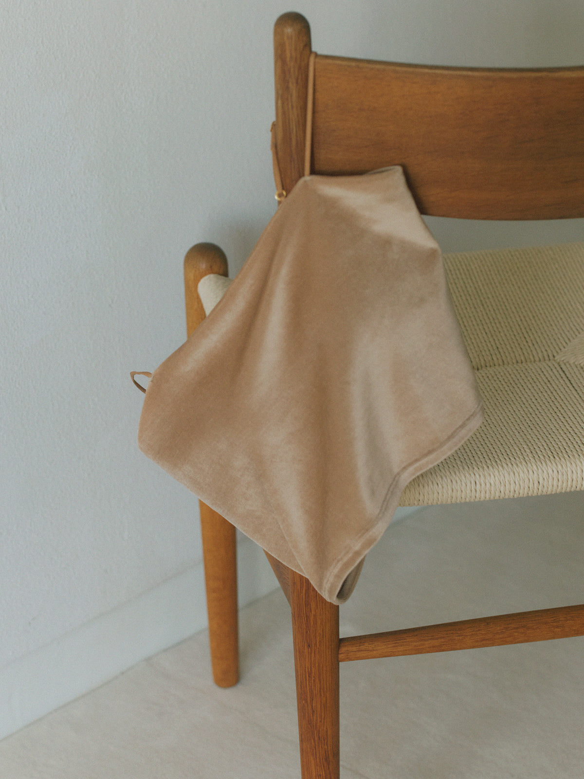 【OUR WACOAL×anuans】컵 인 벨벳 숏 캐미솔