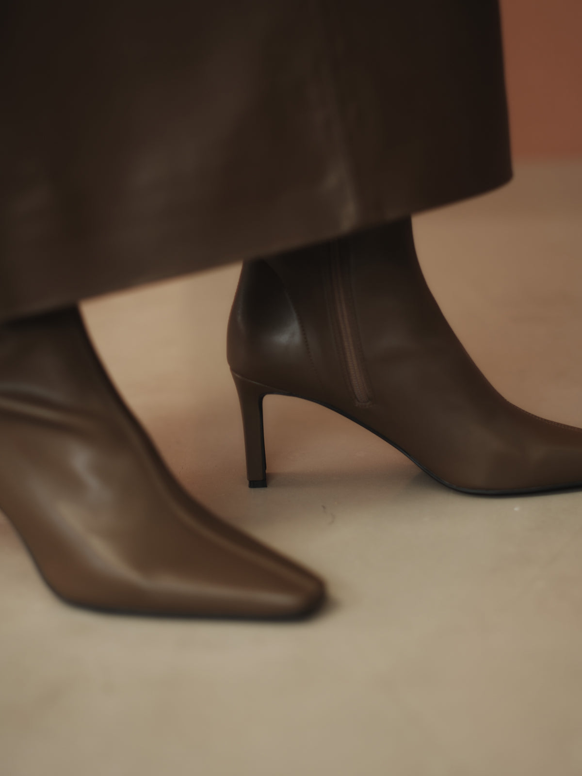 COLOR:TAUPE