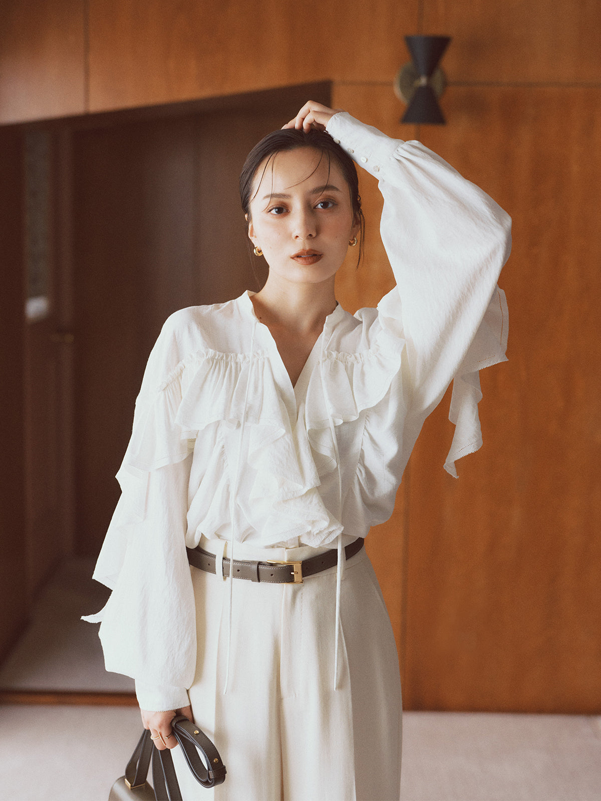 COLOR:WHITE