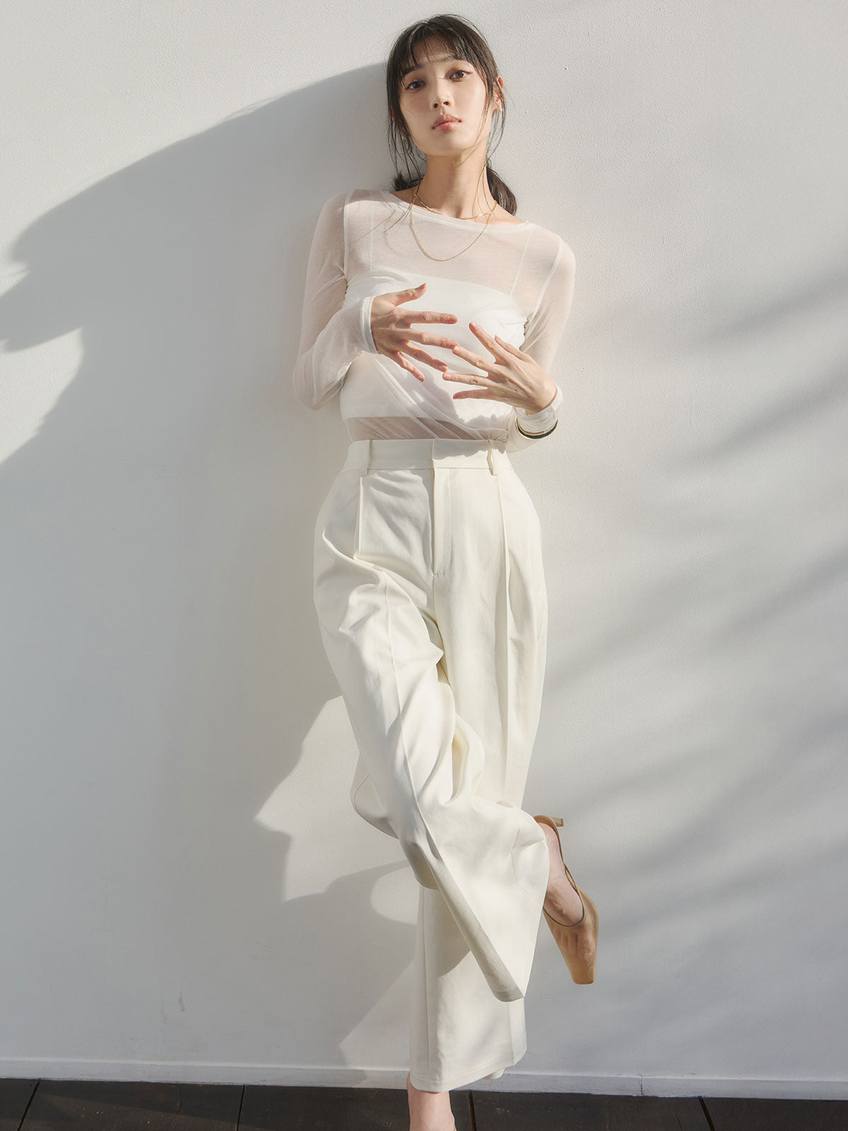 COLOR:WHITE