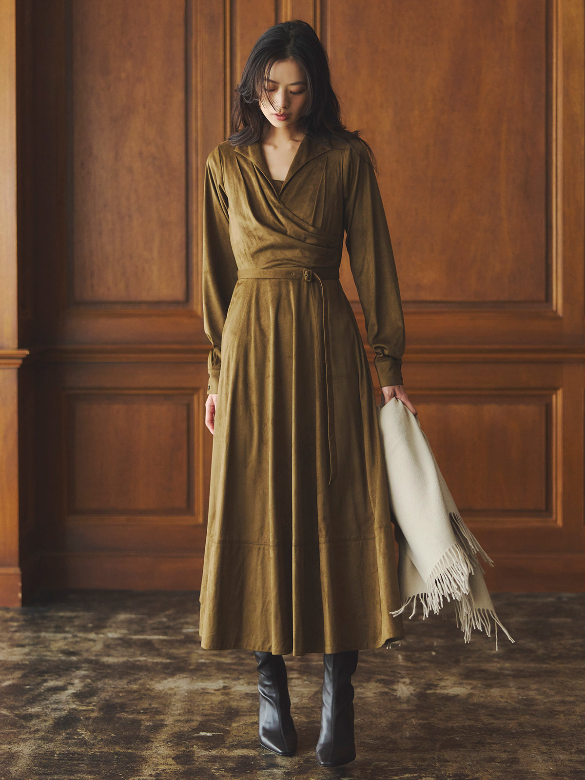 麂皮開領喇叭裙連衣裙