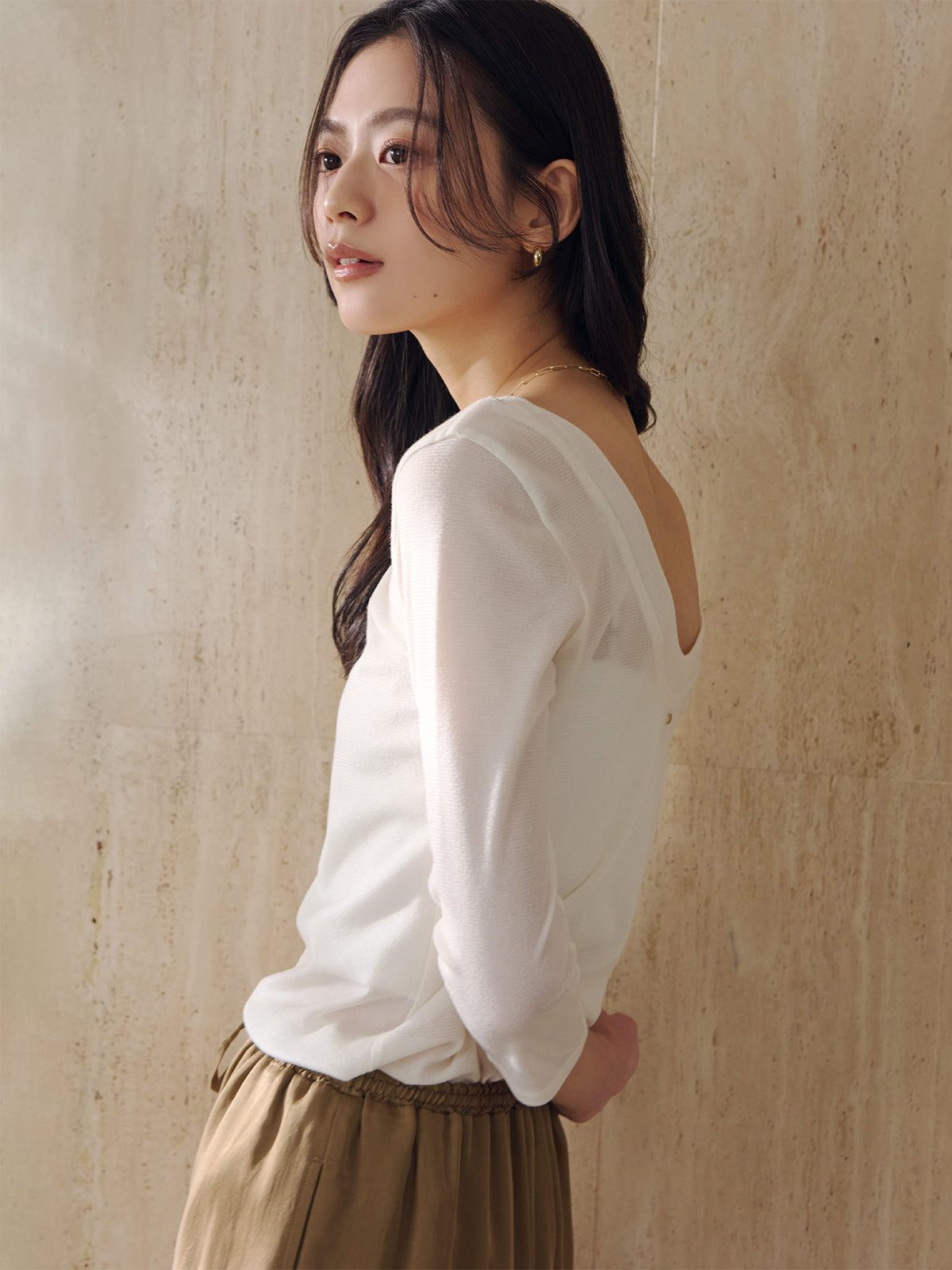 バックオープンシアーカットトップス