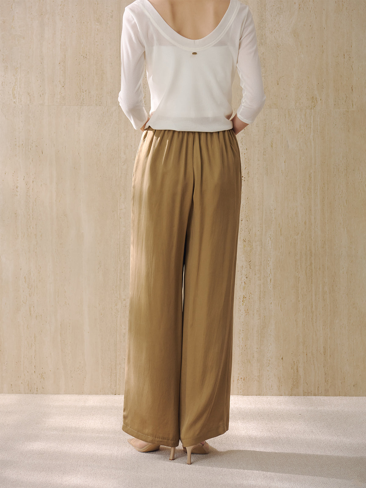 バックオープンシアーカットトップス