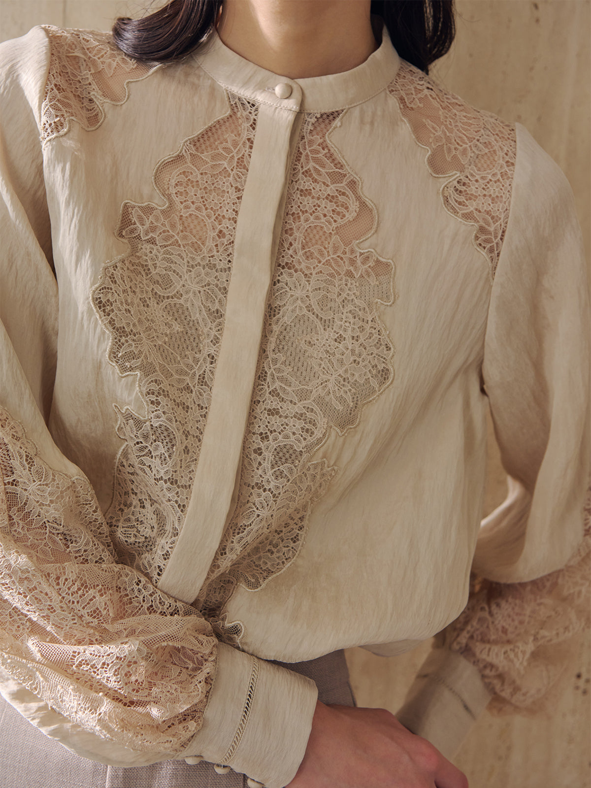 レースフレームボリュームブラウス