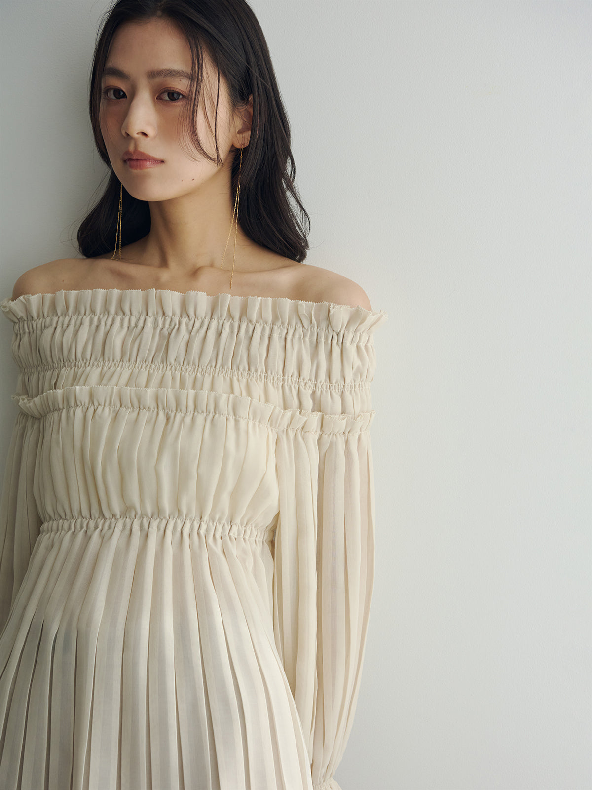オフショルダープリーツチュニック
