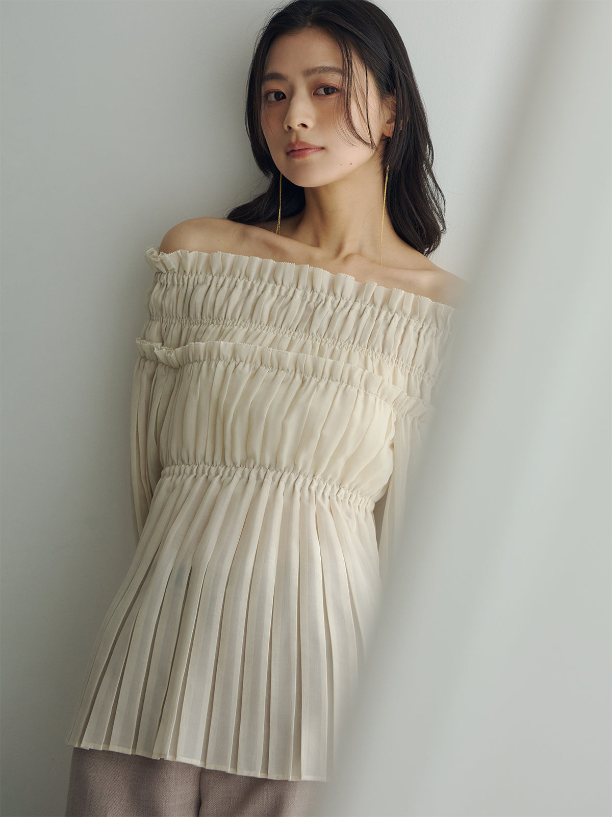 オフショルダープリーツチュニック