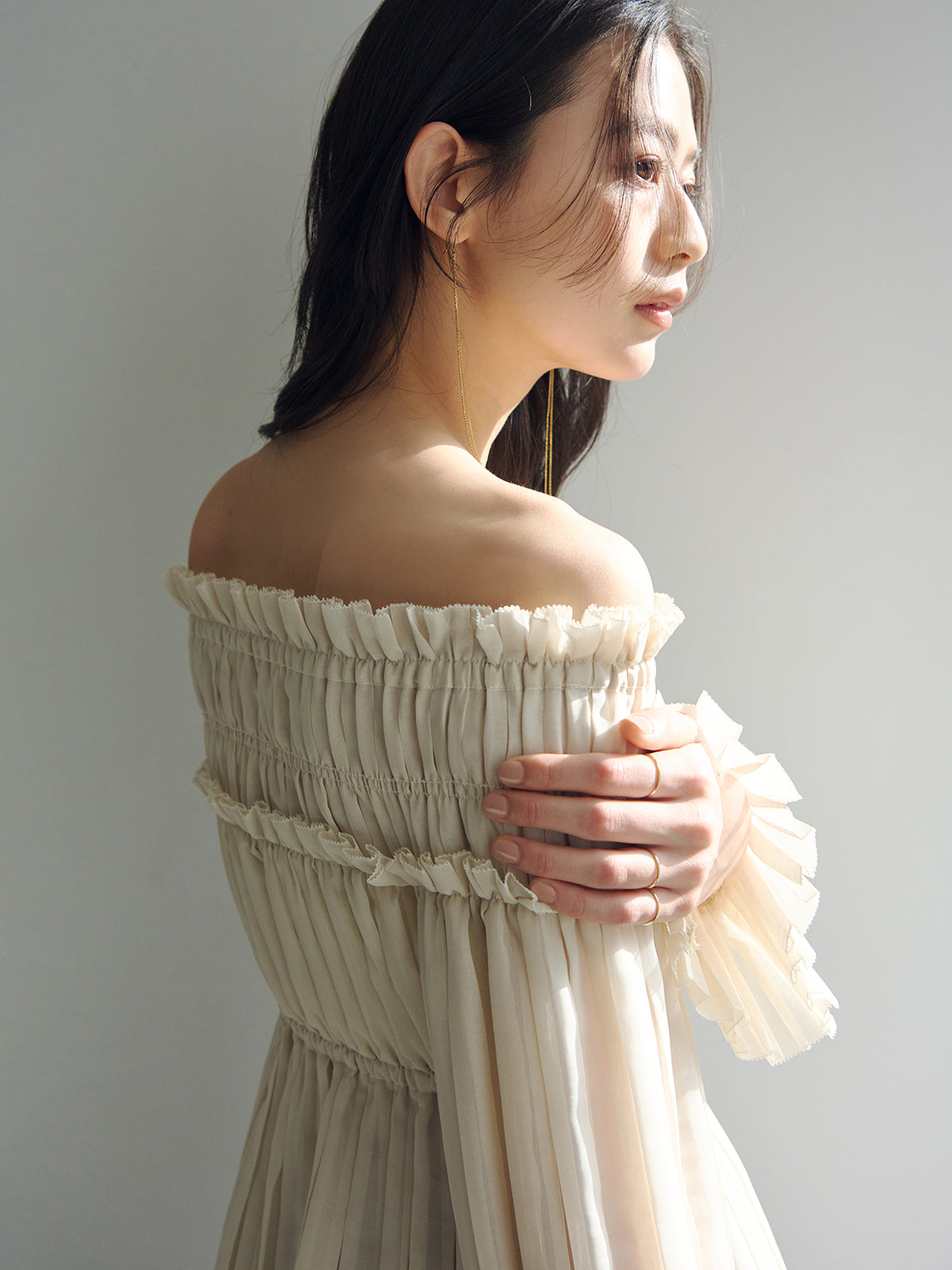 オフショルダープリーツチュニック