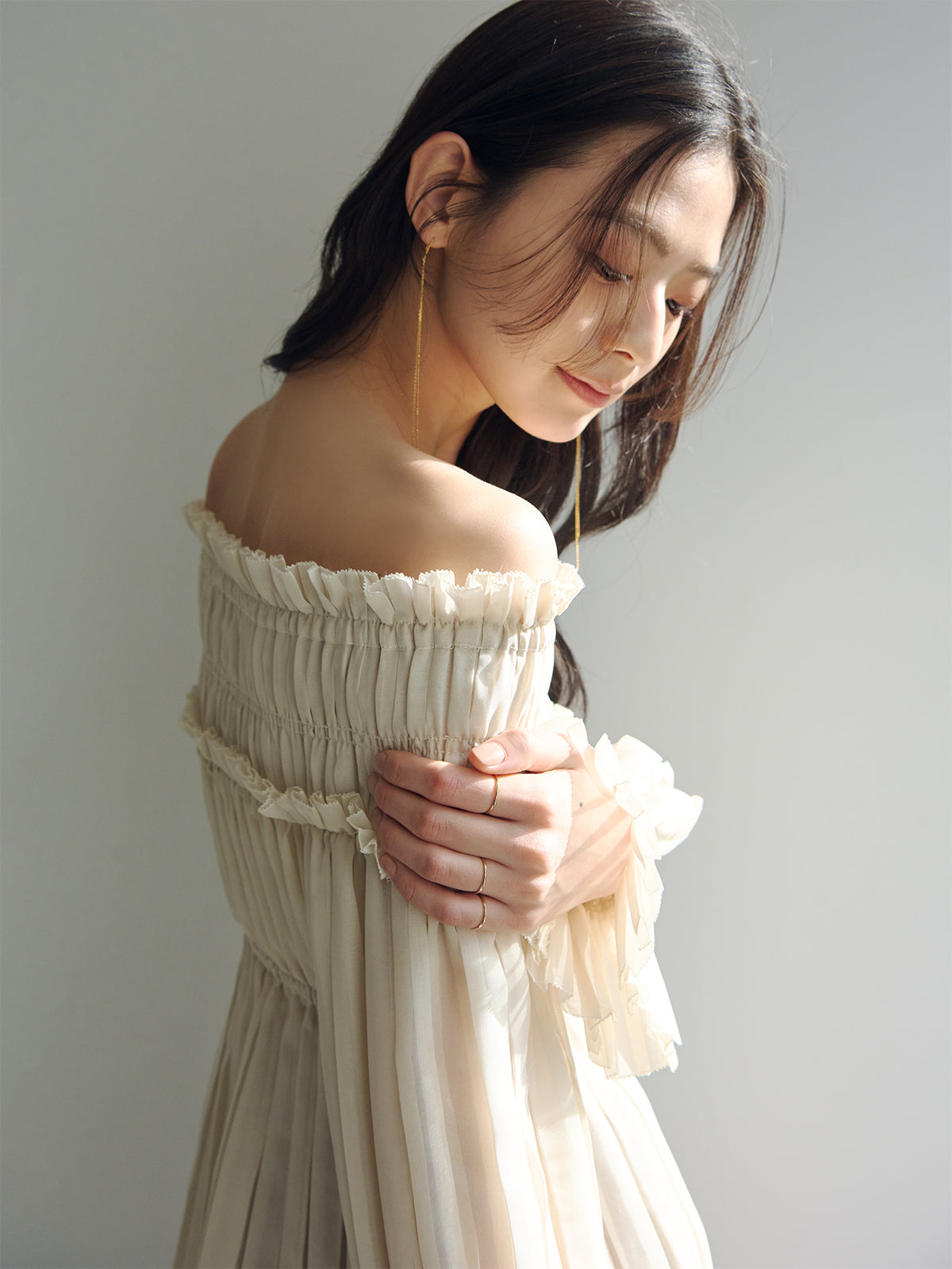 オフショルダープリーツチュニック