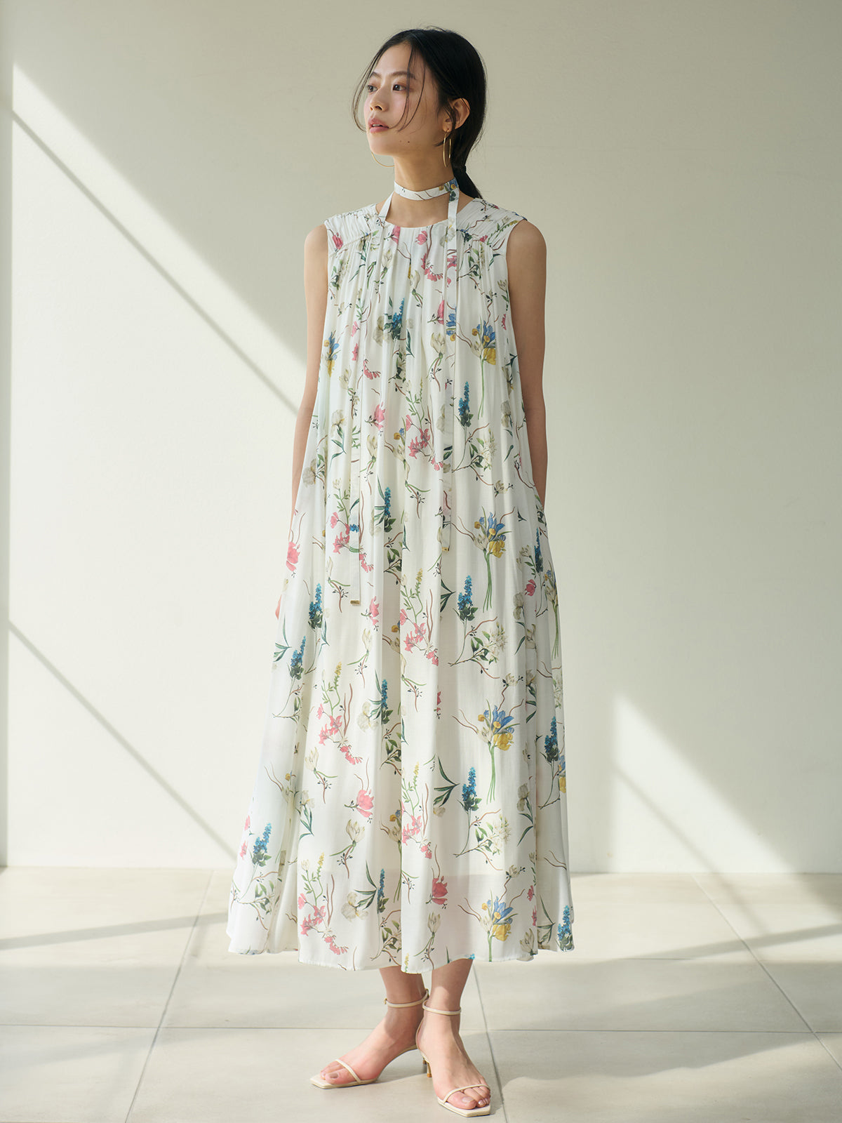 スクエアトゥナローバーサンダル