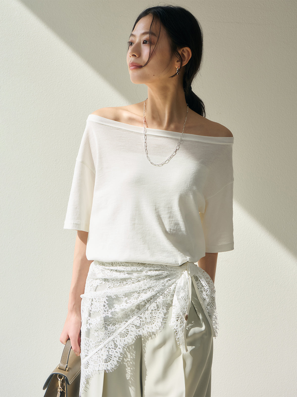 オフショルダーTシャツ