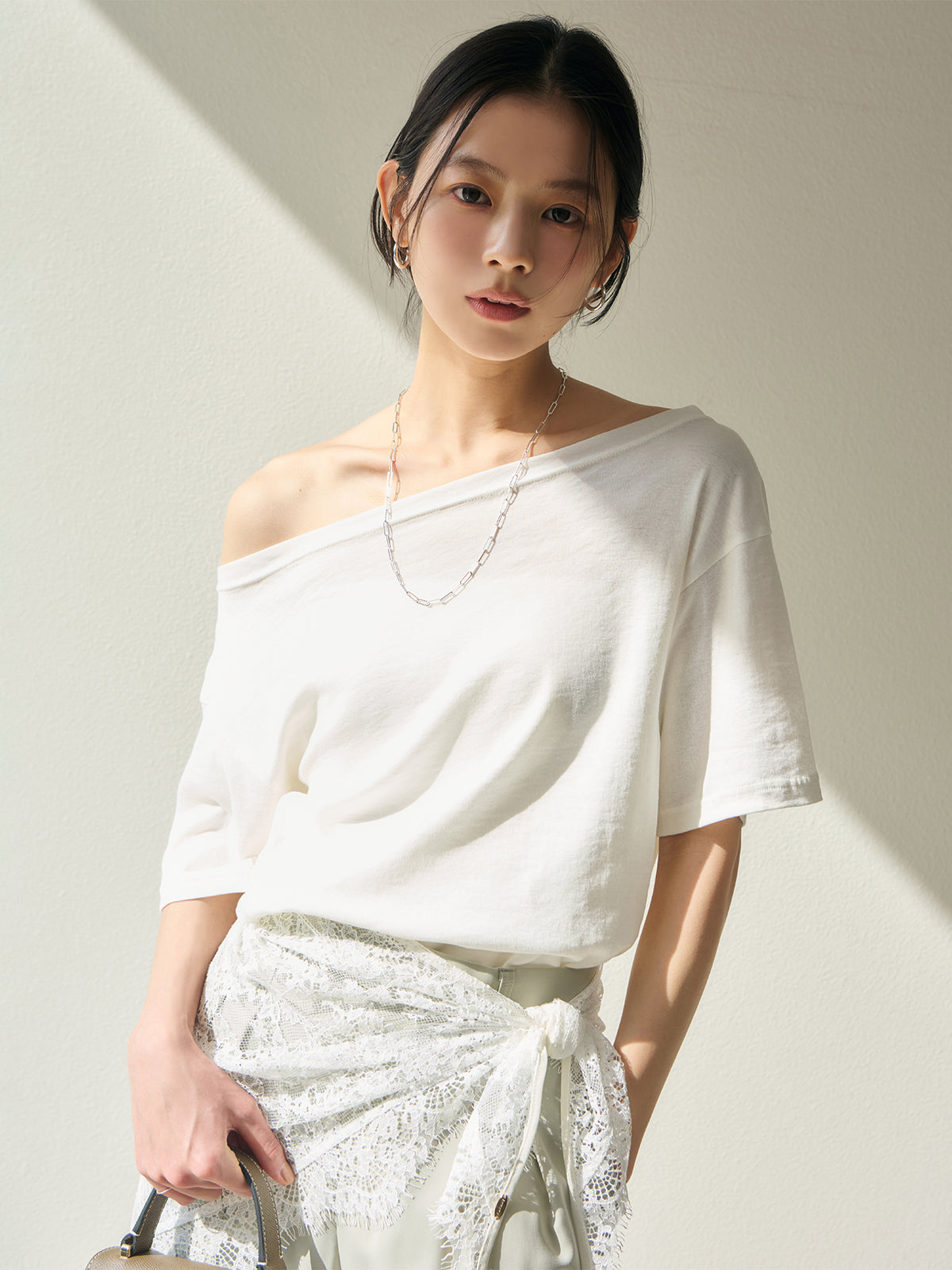 オフショルダーTシャツ
