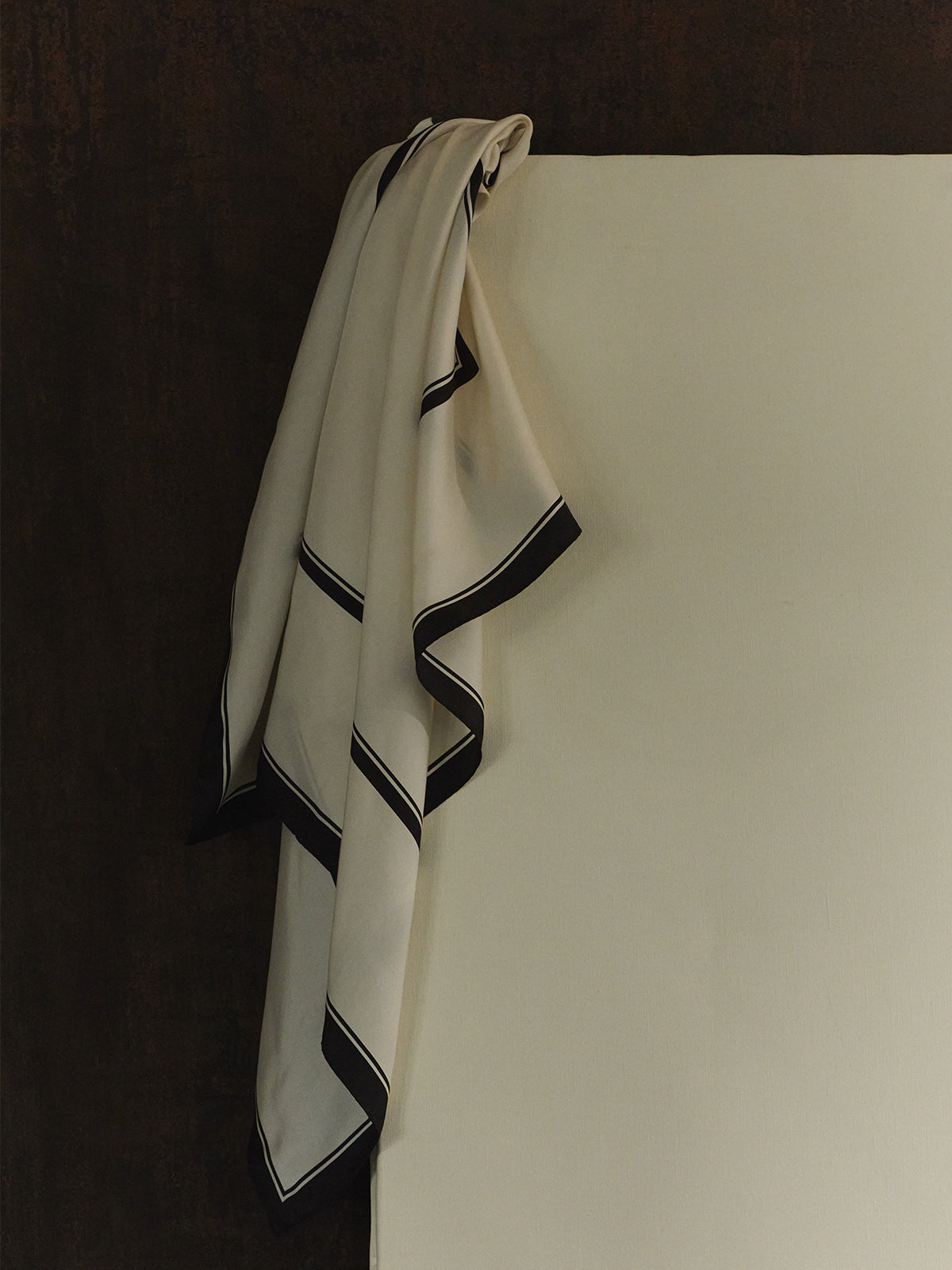 COLOR:WHITE