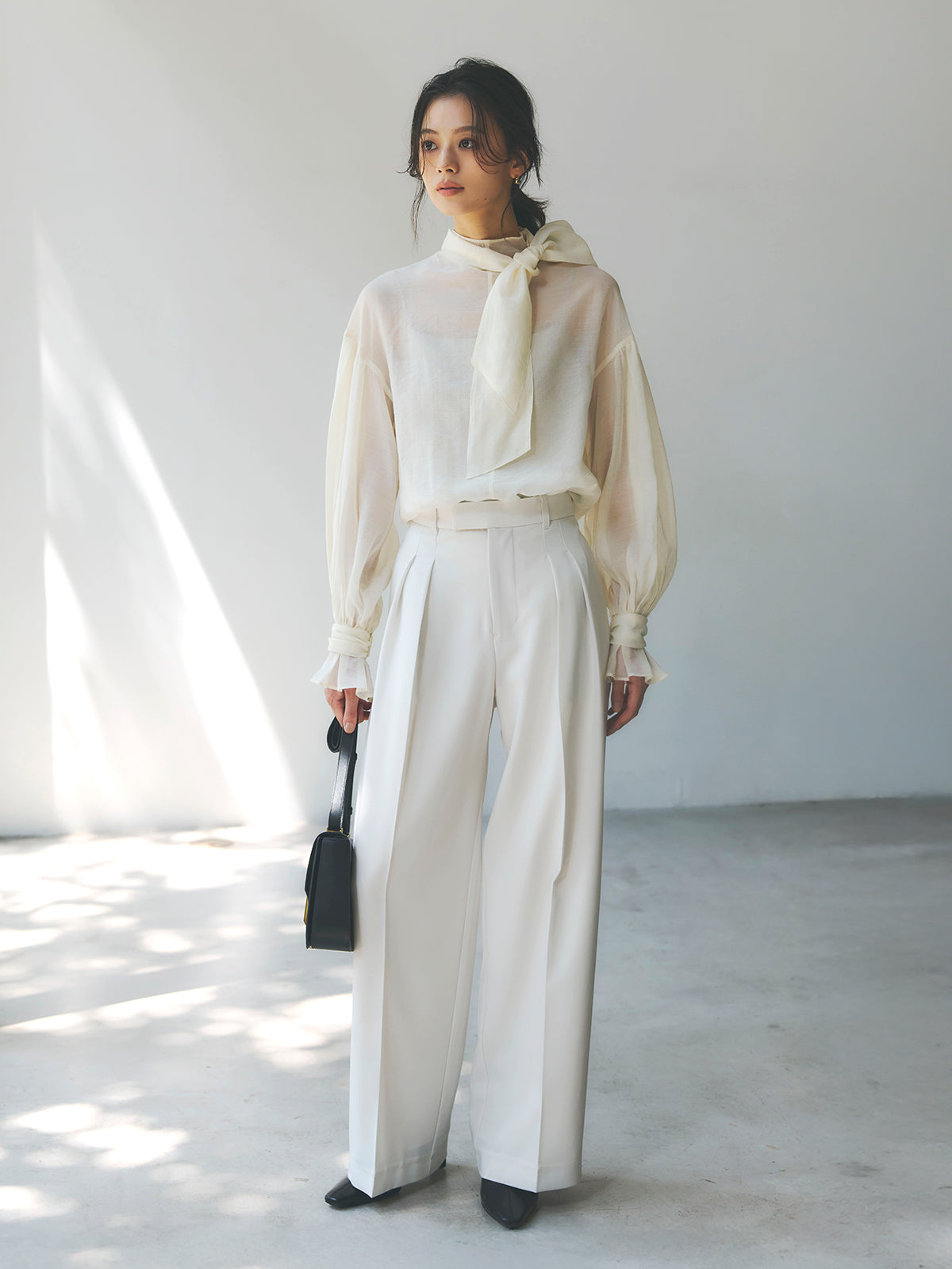 ハイネックシアーボウタイブラウス