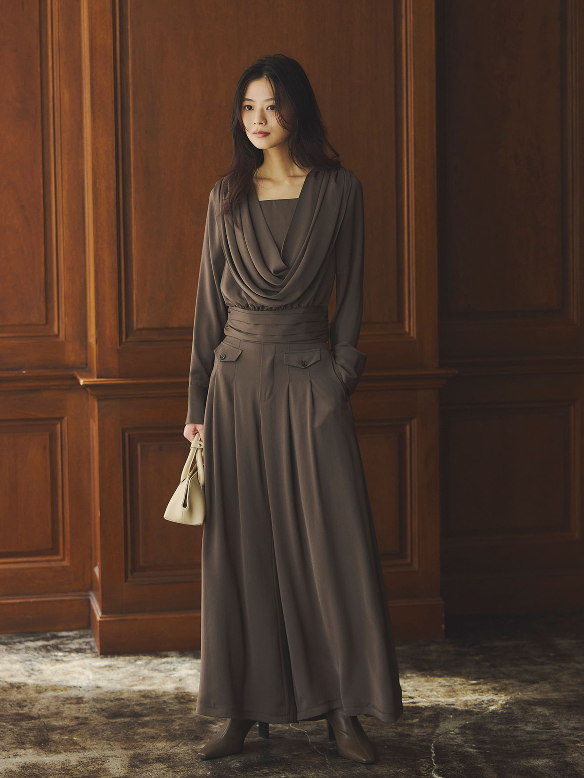 パウダーサテンドレープトップス