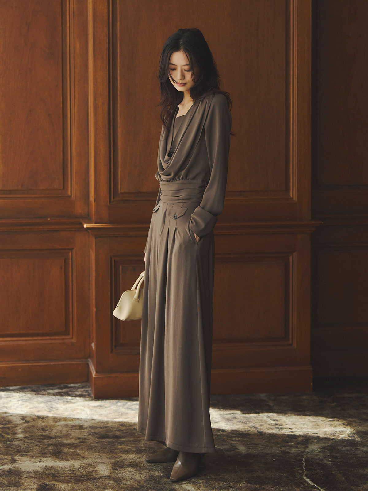 パウダーサテンドレープトップス