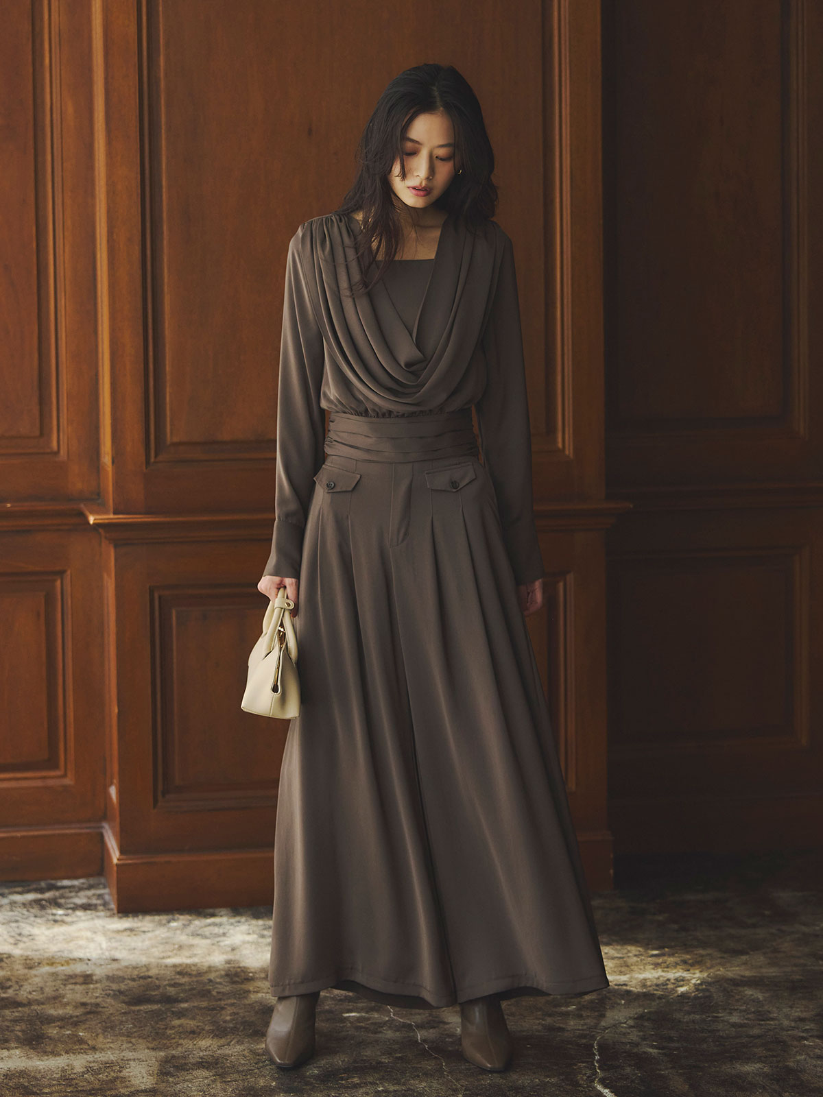 パウダーサテンワイドパンツ