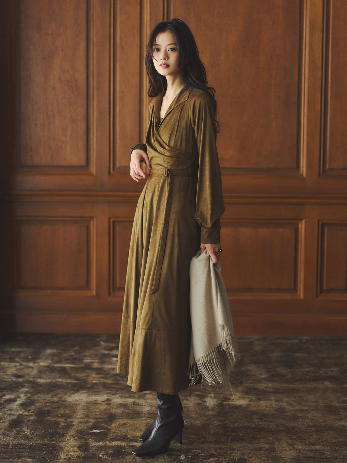 麂皮開領喇叭裙連衣裙