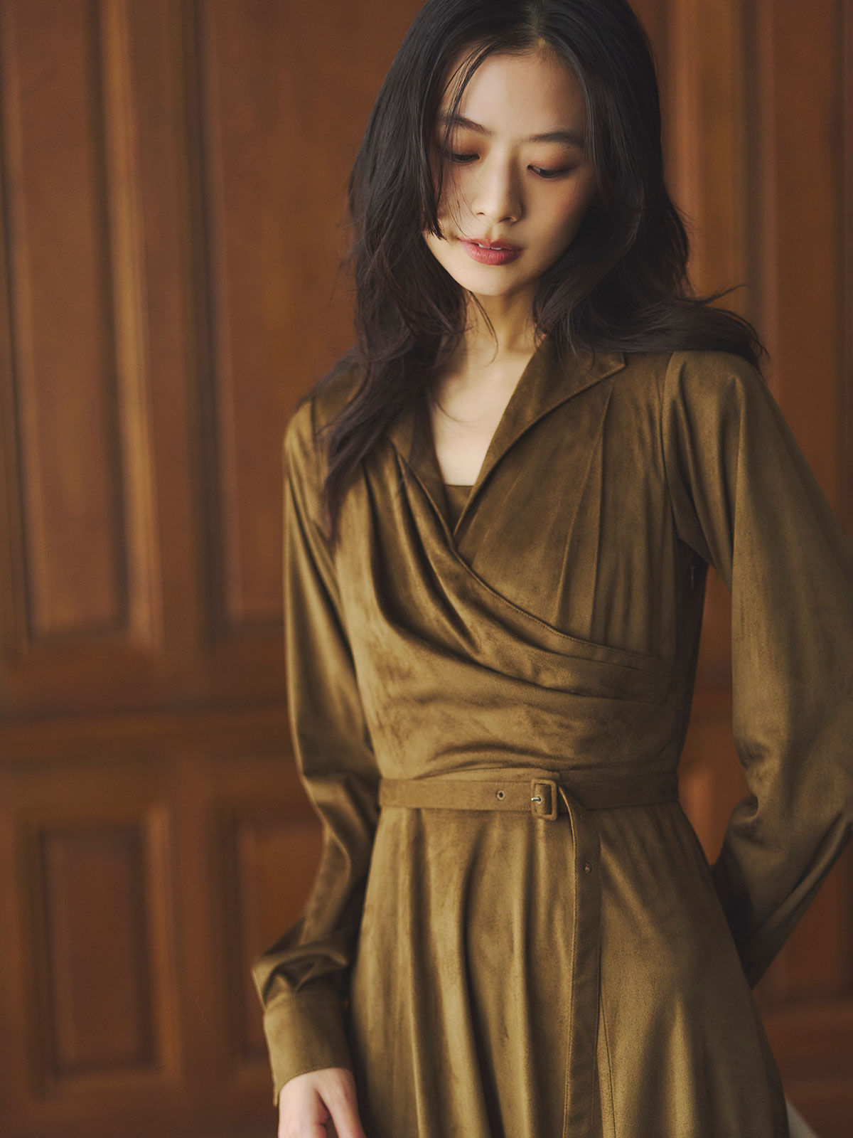 麂皮開領喇叭裙連衣裙