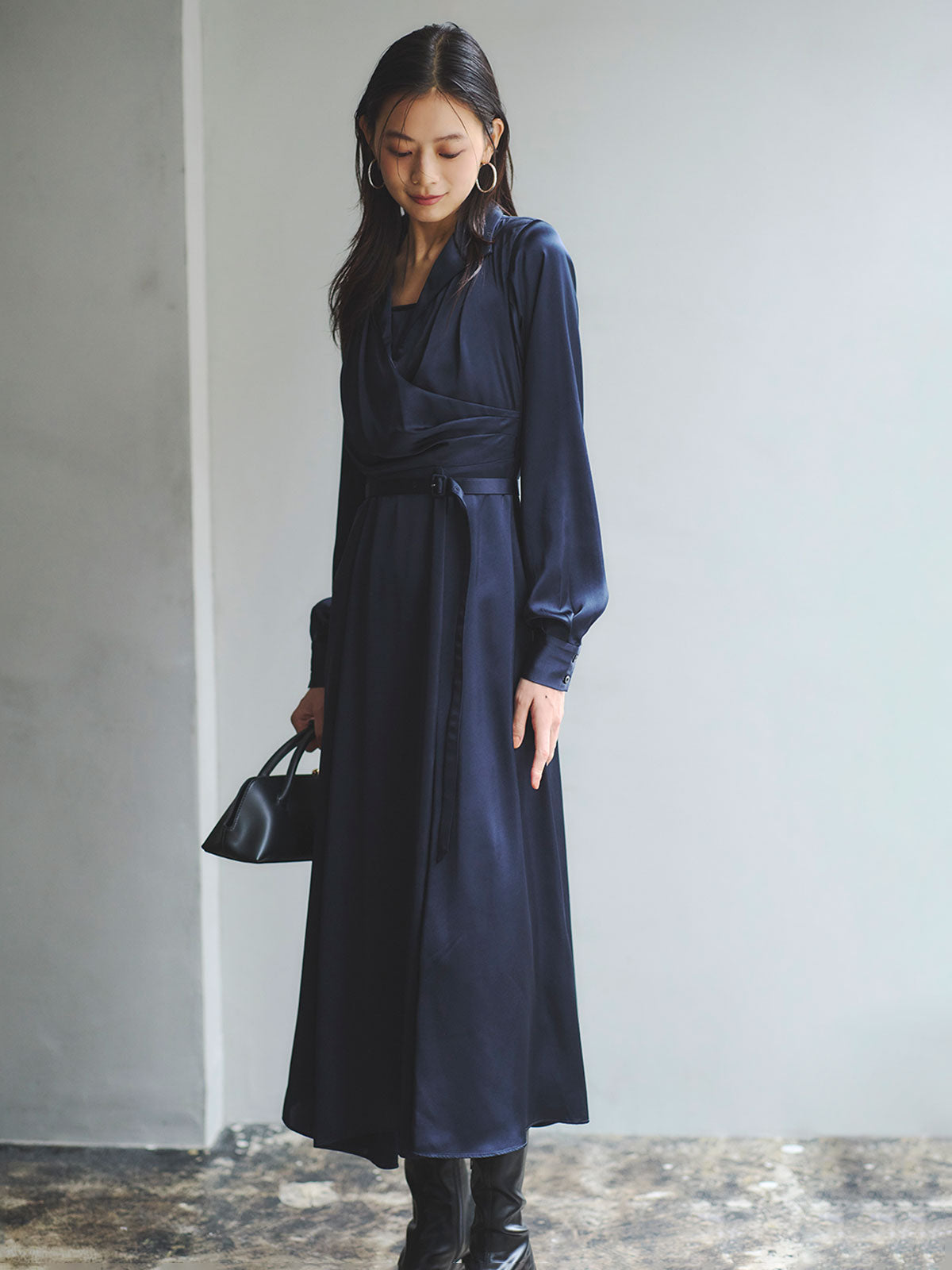 サテンオープンカラーフレアワンピース