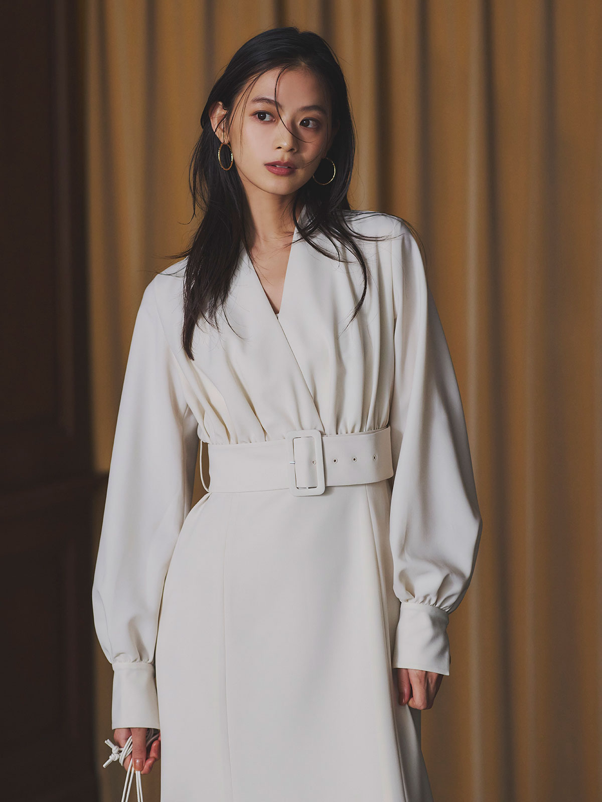 ノーカラーナローワンピース