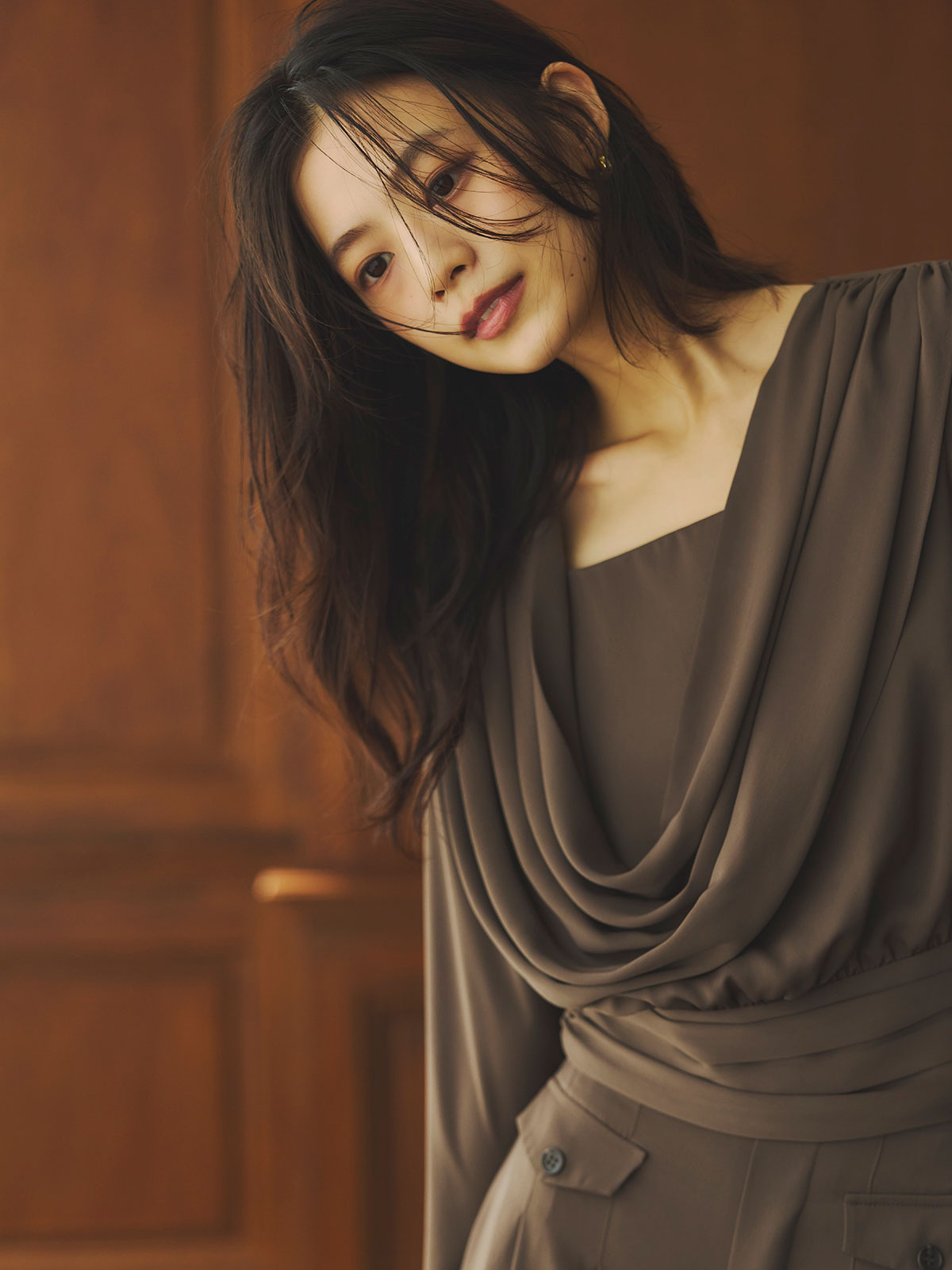 パウダーサテンドレープトップス