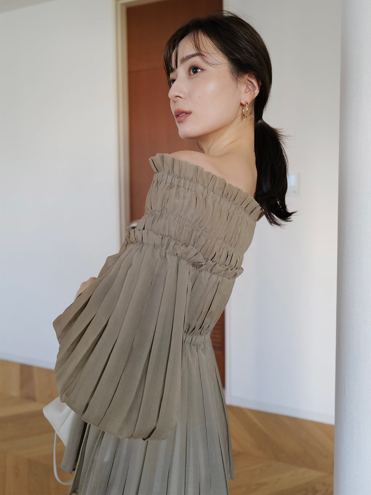 オフショルダープリーツチュニック