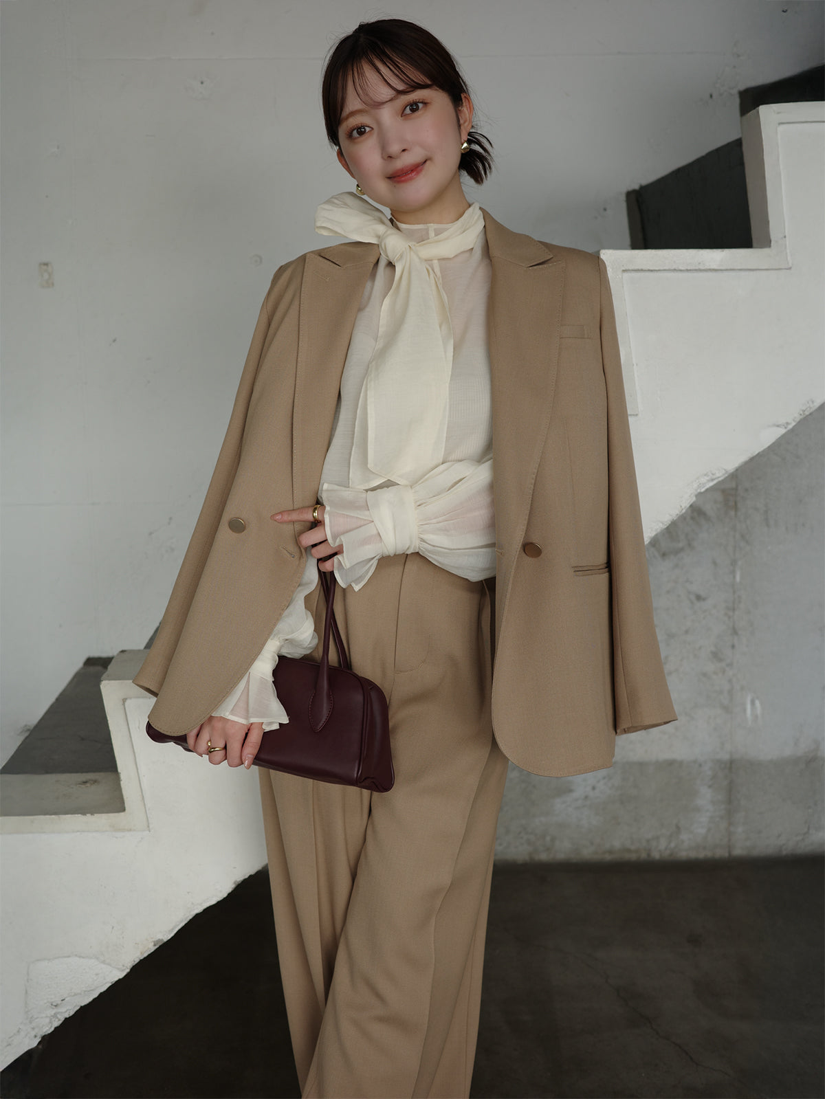 ハイネックシアーボウタイブラウス