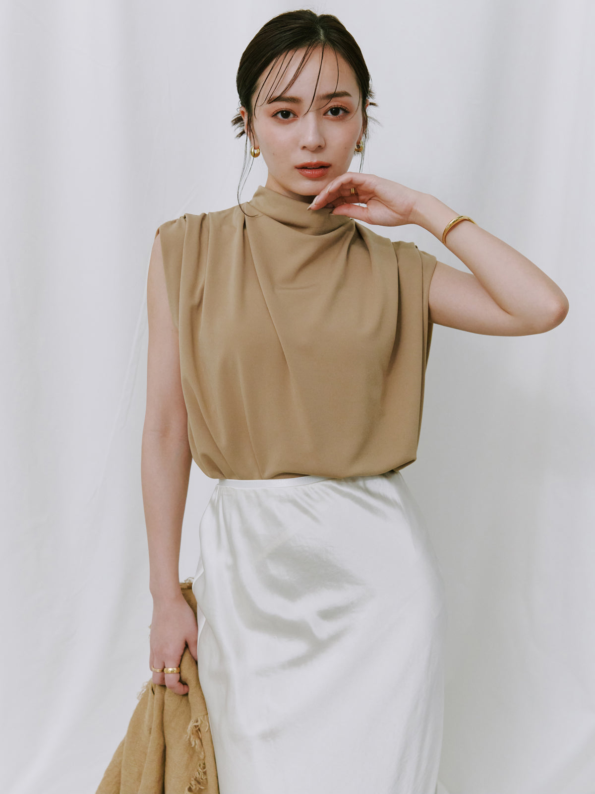 주름 드레이프 컷 탑