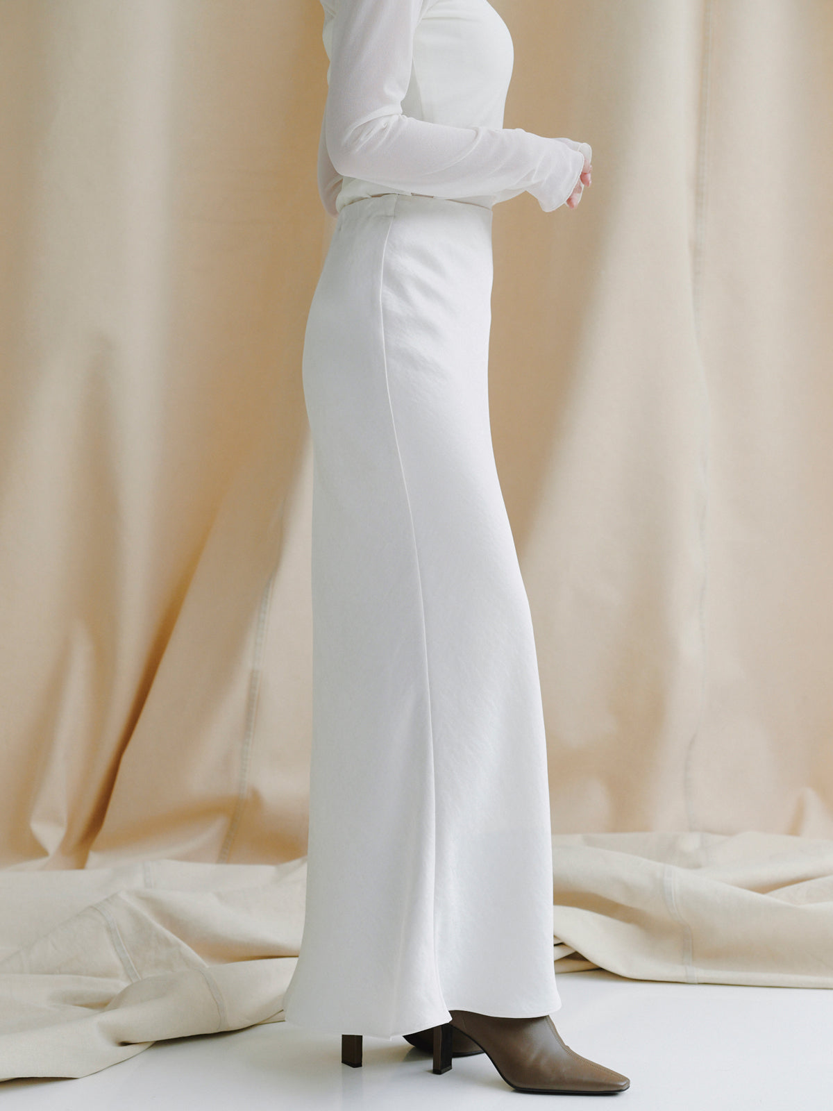 サテンナロースカート