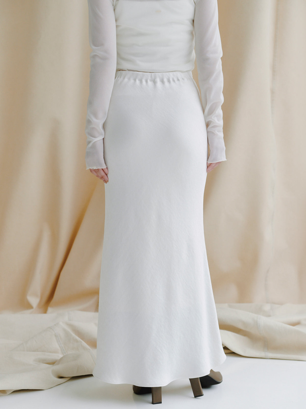 サテンナロースカート