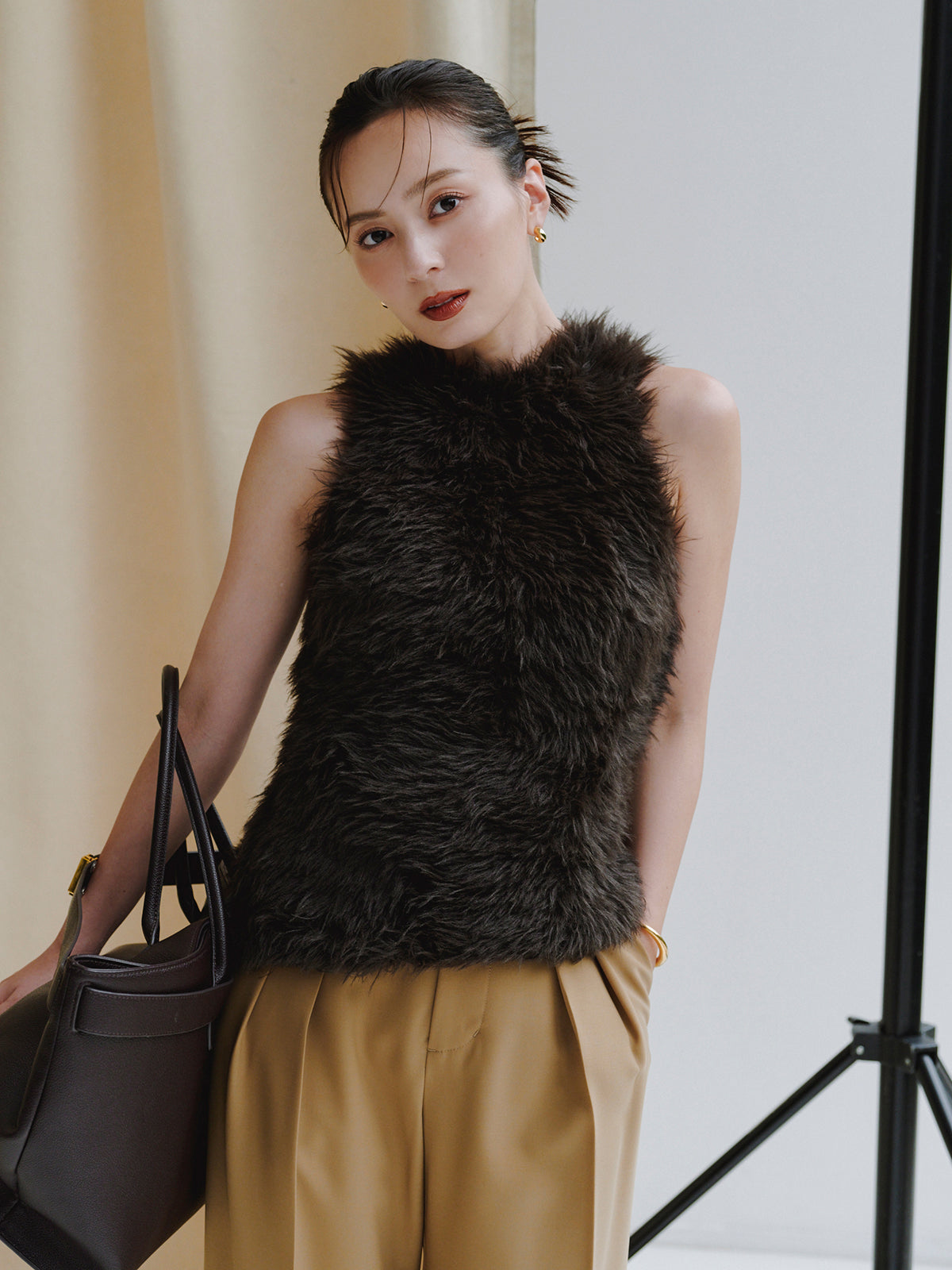 【美品】ファーライクノースリーブ　ニットトップス BEIGE ファーライクノースリーブニットトップス