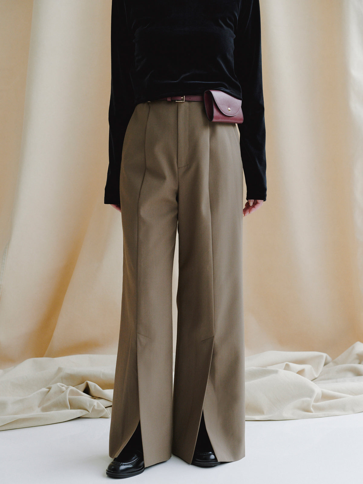 センタースリットストレートパンツ