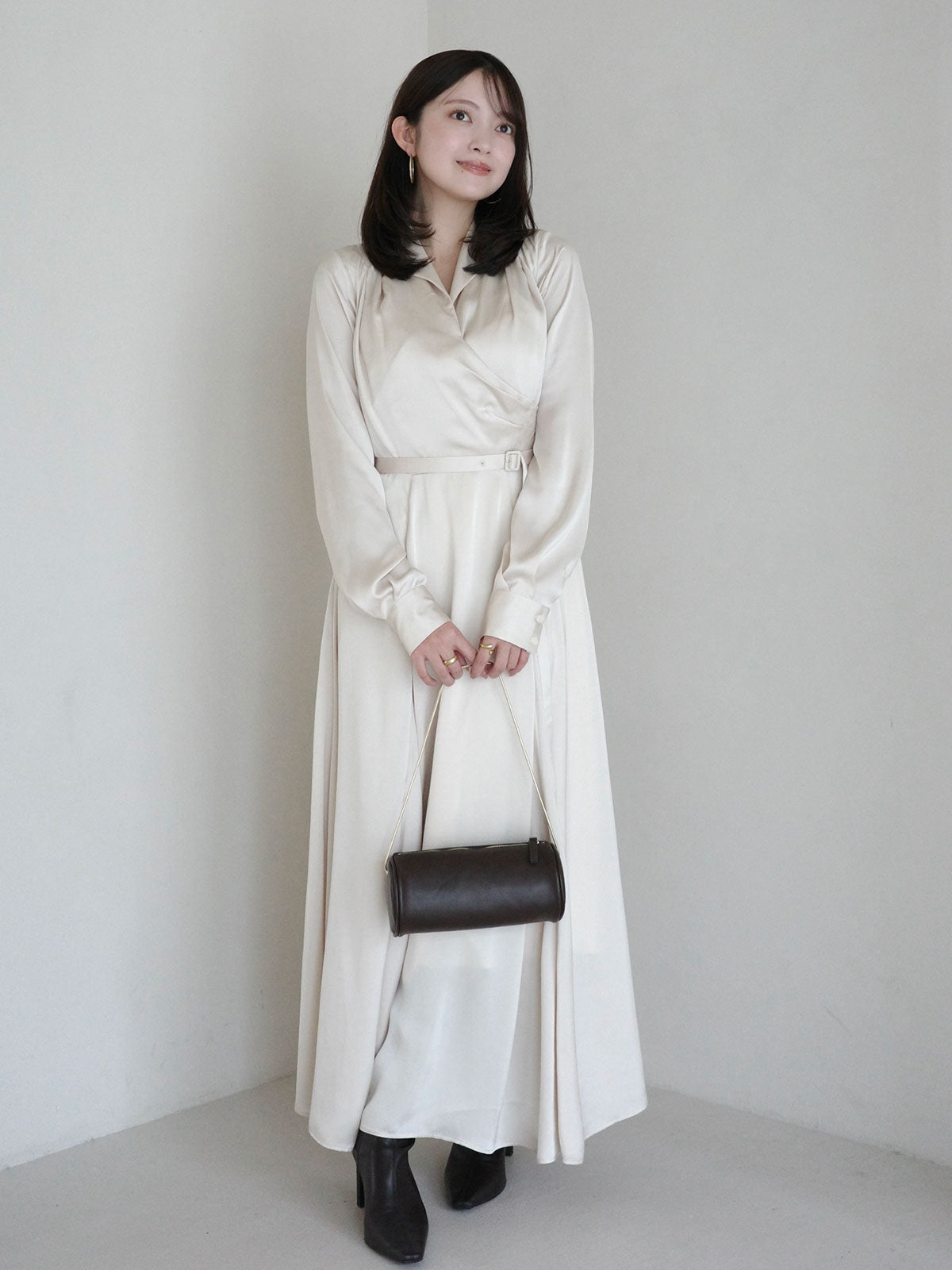 새틴 오픈 칼라 플레어 원피스